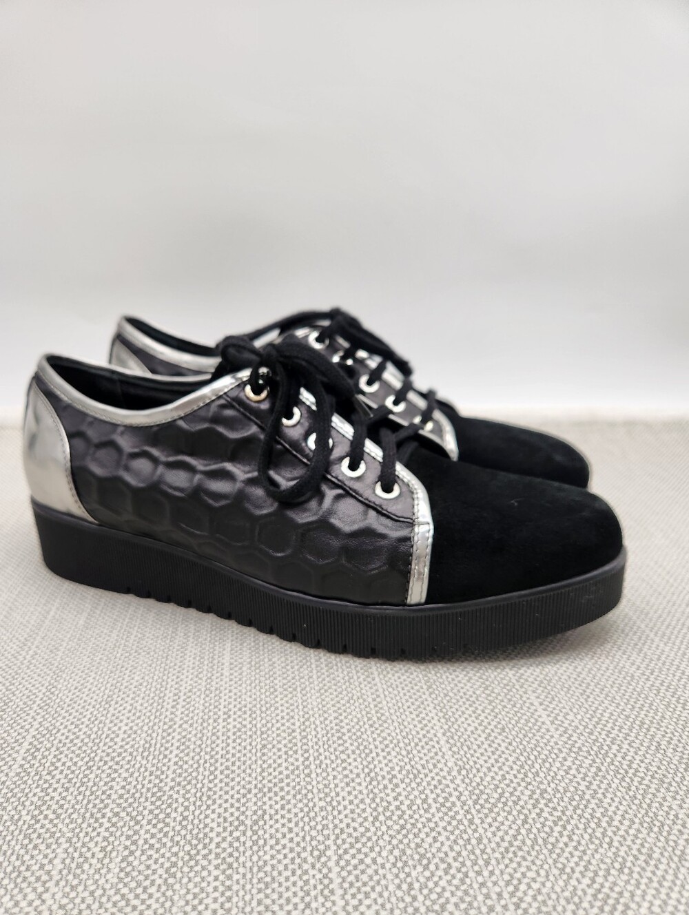 Aquatalia Aida Size 10 Sneaker Black Silver Platform Fashion Lace Up Suede
